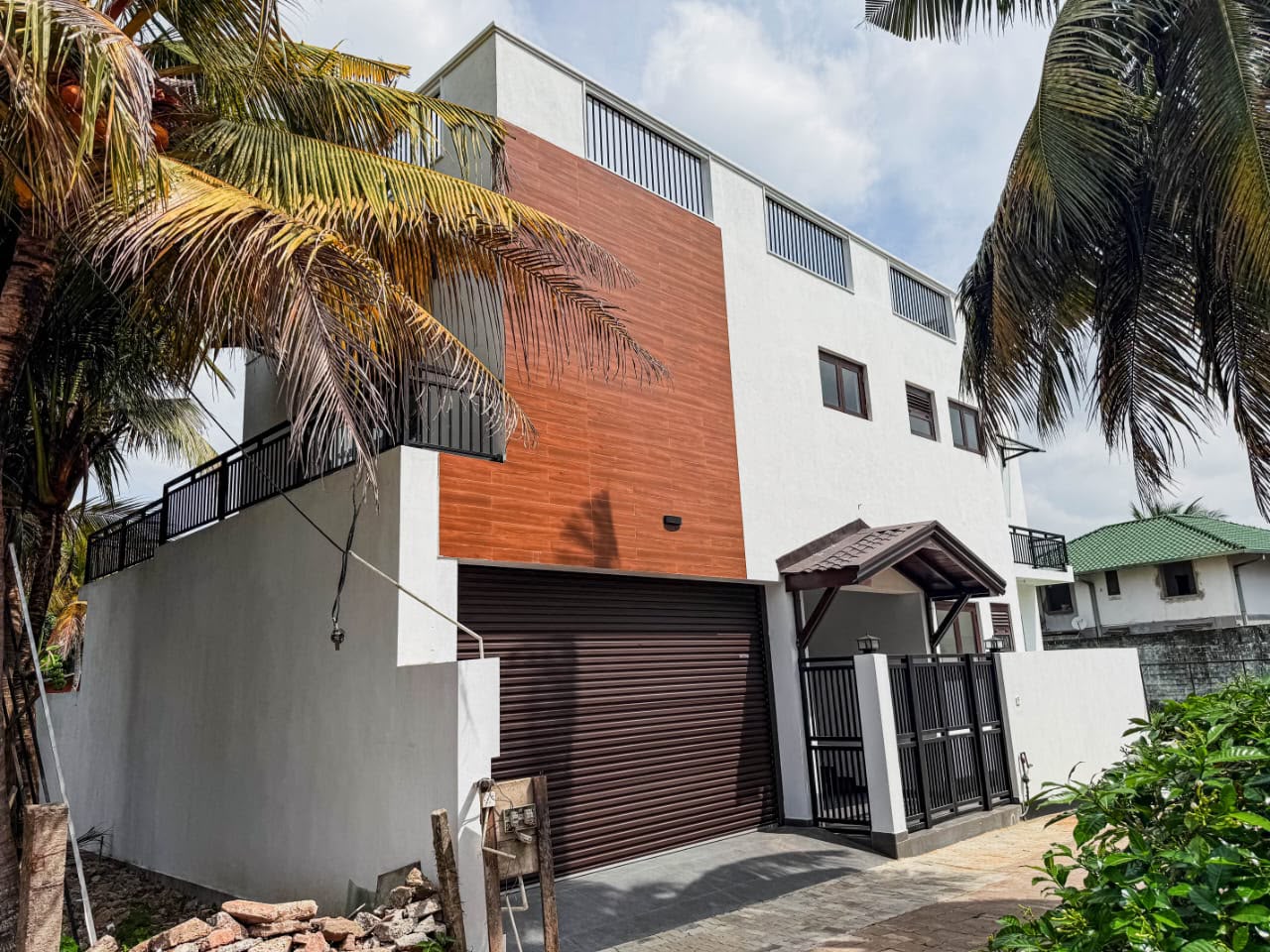 BRAND NEW 3-STOREY LUXURY HOUSE – MOUNT LAVINIA